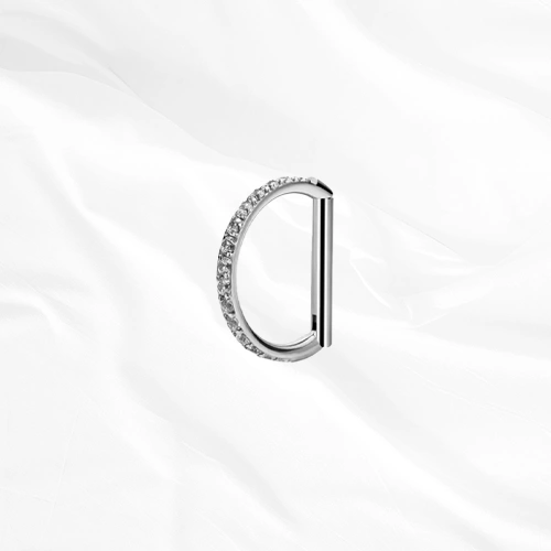 Anneau segment clipsable en titane argenté Le Demi Anneau V3, arc arrondi entièrement pavé de zircons et refermé par une barre droite
