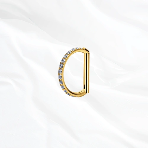 Anneau segment clipsable en titane doré Le Demi Anneau V3, arc arrondi entièrement pavé de zircons et refermé par une barre droite