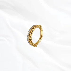 Anneau segment clipsable en titane doré Le Majestic, une rangée de zircons le long d’une rangée de billes de titane pleines
