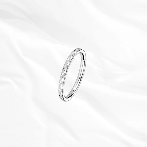 Anneau segment clipsable en titane argenté Le Tressé, surface gravée d’un motif de torsade comme un cordage enroulé sur lui-même