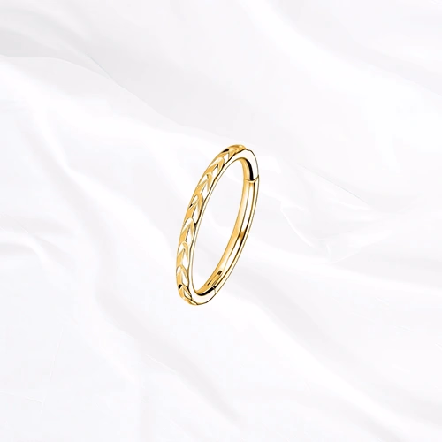 Anneau segment clipsable en titane doré Le Tressé, surface gravée d’un motif de torsade comme un cordage enroulé sur lui-même