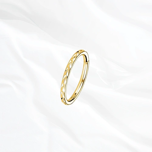 Anneau segment clipsable en titane doré Le Tressé, surface gravée d’un motif de torsade comme un cordage enroulé sur lui-même