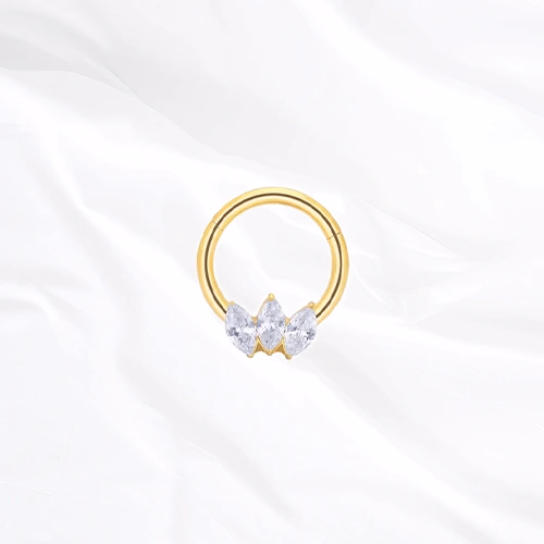 Anneau segment clipsable en titane doré L’Anneau Petite Marquise, trois zircons marquise en éventail resserré sur le tiers bas de l’anneau