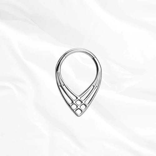 Anneau segment clipsable en titane argenté La Liaison, goutte inversée dont trois arcs se resserrent jusqu’à une grille de carrés ajourés