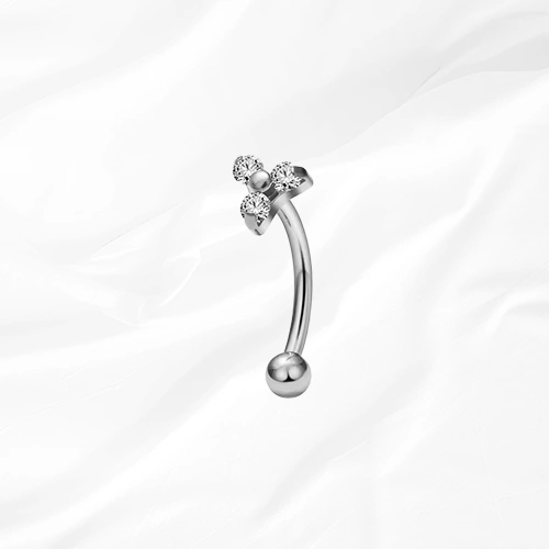 Piercing rook banane en titane argenté La Triforce Courbée, trois zircons ronds en triangle sans monture apparente