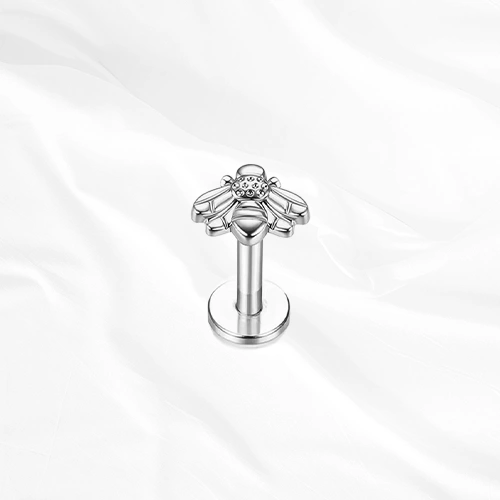 Labret en titane argenté L’Abeille, abeille entièrement sculptée dans le titane, corps strié et ailes lisses déployées
