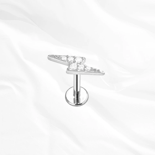 Labret en titane argenté L’Éclair, éclair en deux branches brisées pavé de petits zircons suivant la ligne en zigzag