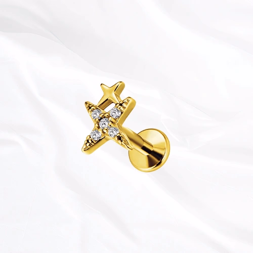 Labret push-in en titane doré L’Étoile Scintillante, deux étoiles superposées, celle du dessus pavée de zircons et celle du dessous pleine et décalée