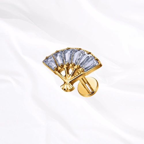Labret en titane doré L’Éventail, cinq zircons taille baguette ouverts en éventail, bases jointes et sommets écartés