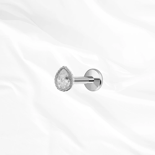 Labret push-in en titane argenté L’Obélisque, zircon taille poire serti clos dans une monture bordée de fines billes
