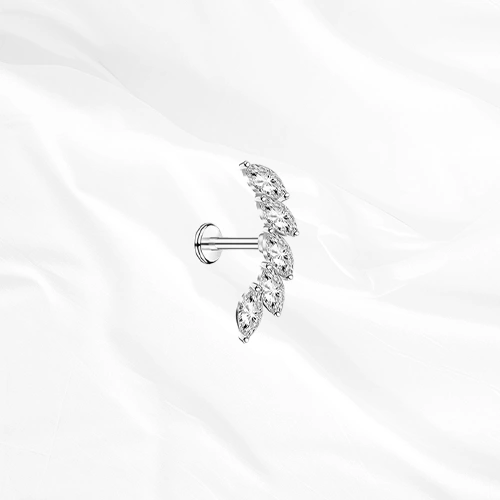 Labret en titane argenté La Courbe Royale, cinq zircons marquise sertis sur un arc incurvé qui accompagne l’anatomie de l’oreille