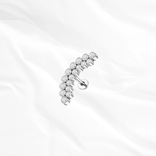 Labret en titane argenté La Grande Grappe, arc pavé sur deux rangs de zircons décalés comme les grains d’une grappe