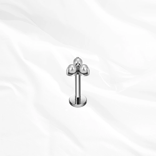 Labret en titane argenté La Marquise Opale, pierre en amande blanche et nacrée tenue par quatre griffes fines