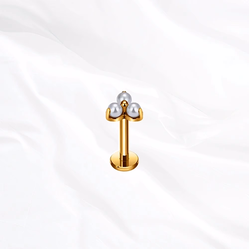 Labret en titane doré La Marquise Opale, pierre en amande blanche et nacrée tenue par quatre griffes fines