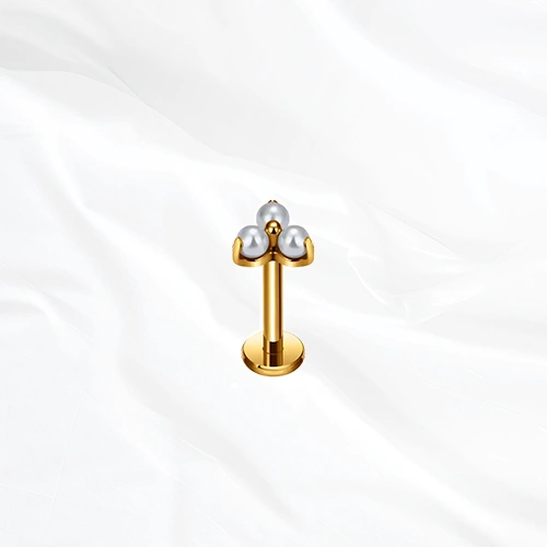 Labret en titane doré La Marquise Opale, pierre en amande blanche et nacrée tenue par quatre griffes fines