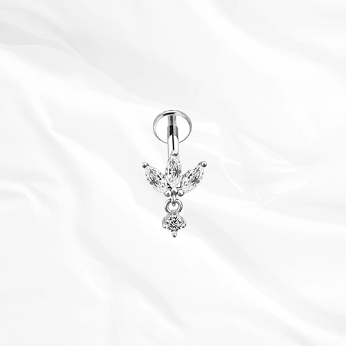 Labret en titane argenté La Marquise Pendentif, trois zircons marquise en éventail sous lesquels un zircon rond se balance