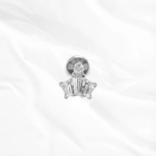 Labret en titane argenté La Petite Couronne, trois zircons baguette dressés en créneaux coiffés d’un zircon poire