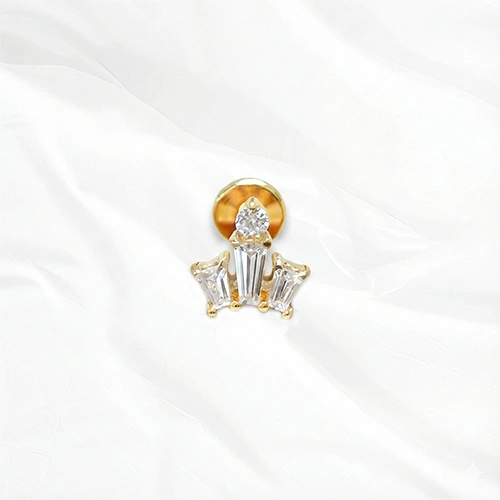 Labret en titane doré La Petite Couronne, trois zircons baguette dressés en créneaux coiffés d’un zircon poire