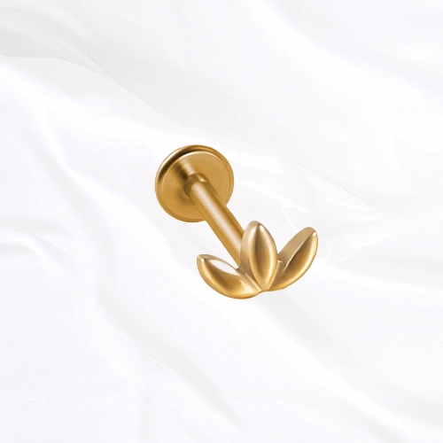 Labret en titane doré La Petite Marquise, trois pétales lisses à la finition mate ouverts en éventail serré