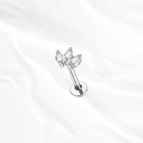 Labret en titane argenté La Petite Marquise V2, trois zircons marquise sertis en éventail très resserré, les pierres se touchant presque