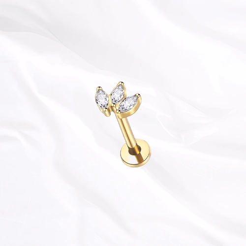 Labret en titane doré La Petite Marquise V2, trois zircons marquise sertis en éventail très resserré, les pierres se touchant presque
