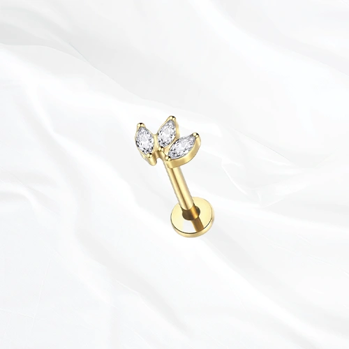 Labret en titane doré La Petite Marquise V2, trois zircons marquise sertis en éventail très resserré, les pierres se touchant presque