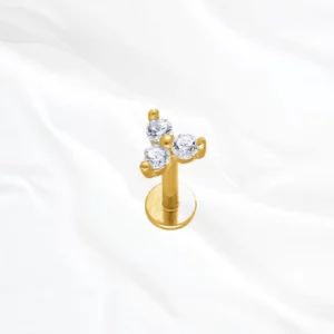 Labret en titane doré La Triforce, trois zircons ronds à griffes disposés en triangle et surélevés au-dessus de la peau