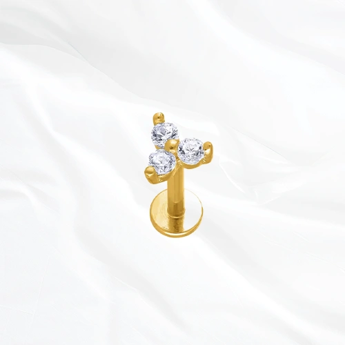 Labret en titane doré La Triforce, trois zircons ronds à griffes disposés en triangle et surélevés au-dessus de la peau