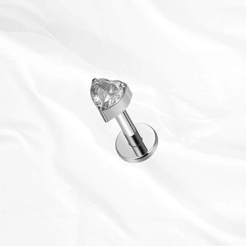 Labret en titane argenté Le Cœur, zircon taille cœur tenu par des griffes fines aux trois points de sa silhouette