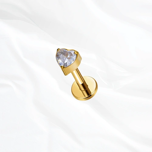 Labret en titane doré Le Cœur, zircon taille cœur tenu par des griffes fines aux trois points de sa silhouette