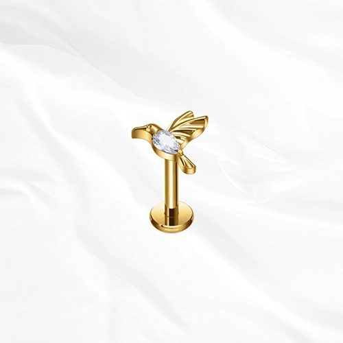 Labret en titane doré Le Colibri, colibri en plein vol dont le corps entier est un zircon taille poire