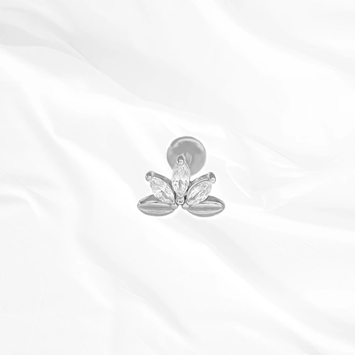 Labret push-in en titane argenté Le Lotus, trois zircons marquise dressés encadrés de deux pétales en titane plein