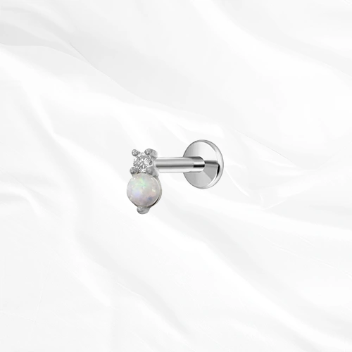 Labret push-in en titane argenté Le Nacre, un zircon facetté et une perle d’imitation blanche et opalescente côte à côte