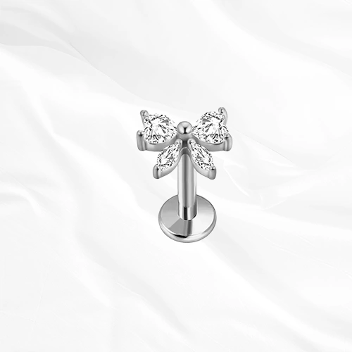 Labret push-in en titane argenté Le Petit Nœud Brillant, nœud papillon formé de quatre zircons sans métal apparent