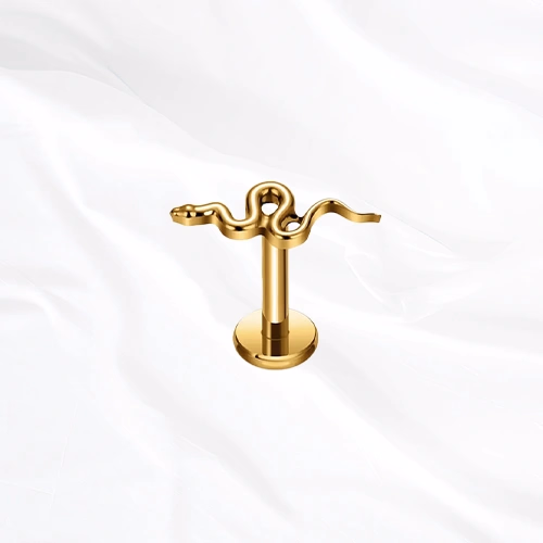 Labret en titane doré Le Serpent, serpent sculpté au corps en trois courbes successives et à la tête effilée