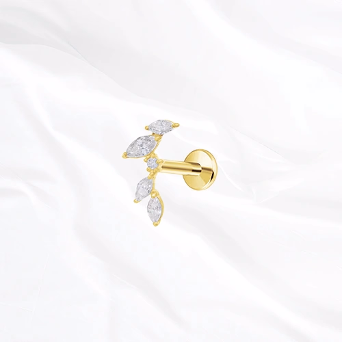 Labret push-in en titane doré Les 5 Feuilles, cinq zircons marquise sertis en alternance le long d’une tige