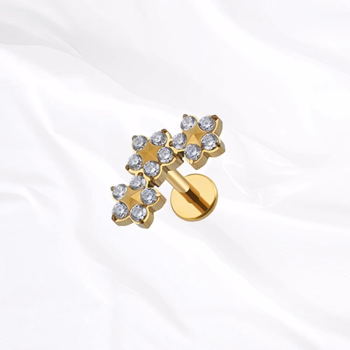 Labret en titane doré Les Trois Étoiles, trois fleurs à quatre pétales serties et assemblées en triangle
