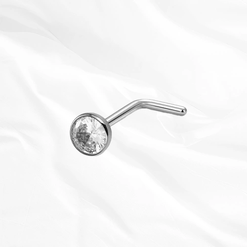 Piercing de nez en titane argenté Le Stylisé, tige coudée en L dont le zircon est serti clos et monté à plat