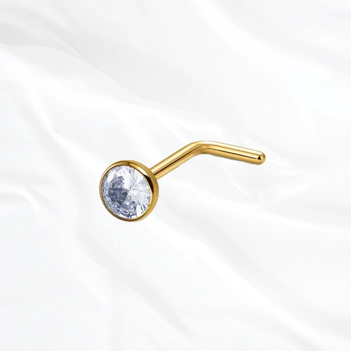Piercing de nez en titane doré Le Stylisé, tige coudée en L dont le zircon est serti clos et monté à plat