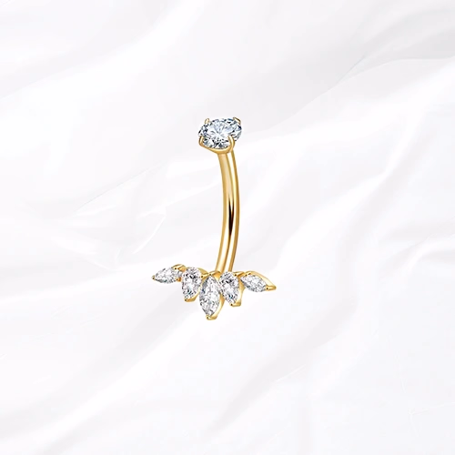 Piercing de nombril banane en titane doré La Marquise Renversée, couronne de cinq zircons marquise portée pointes vers le bas