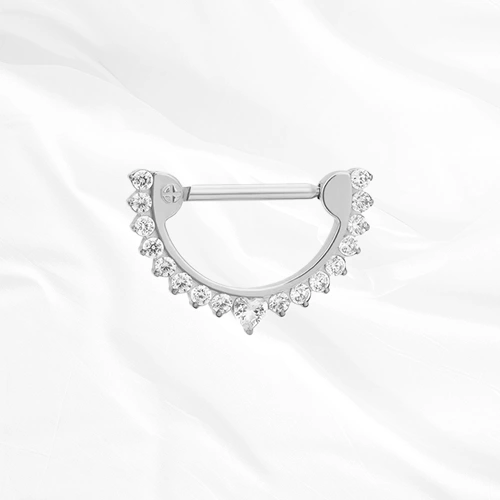 Piercing de téton en titane argenté Le Demi-Cercle Brillant, demi-cercle au bord serti de zircons traversé par une barre droite