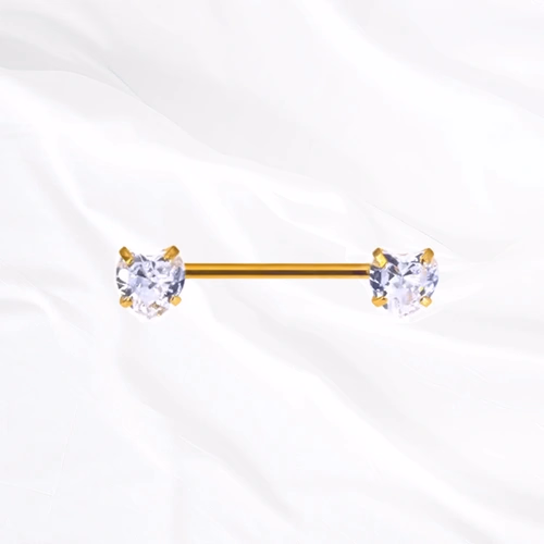 Piercing de téton en titane doré Les Deux Cœurs, un zircon taille cœur à chaque extrémité de la barre, orientés dans le même sens
