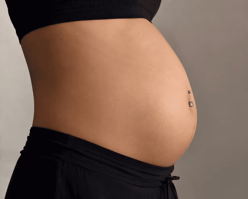 Schéma d'un ventre de femme enceinte avec un bijou de nombril flexible