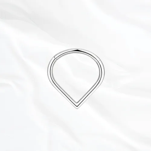 Anneau segment clipsable en titane argenté L'Anneau Chevron V2, goutte inversée à pointe marquée