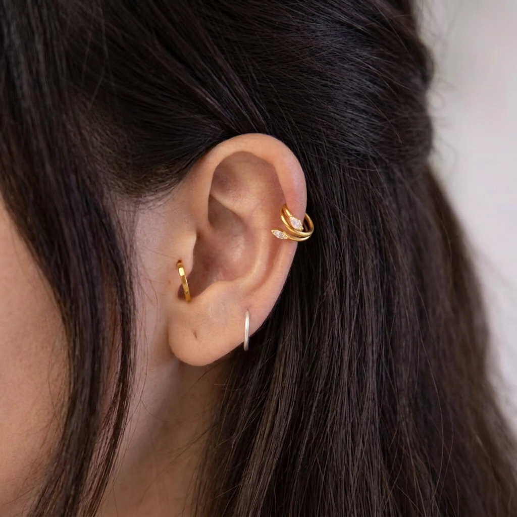 Piercing L'Audacieux en titane doré porté à l'oreille