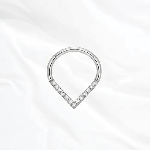 Anneau segment clipsable en titane argenté Le Chevron Brillant, pointe pavée de zircons