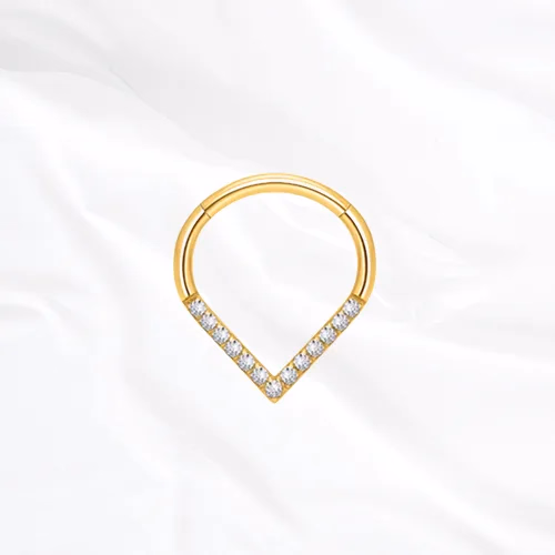 Anneau segment clipsable en titane doré Le Chevron Brillant, pointe pavée de zircons