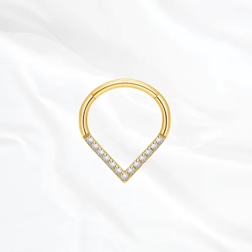 Anneau segment clipsable en titane doré Le Chevron Brillant, pointe pavée de zircons