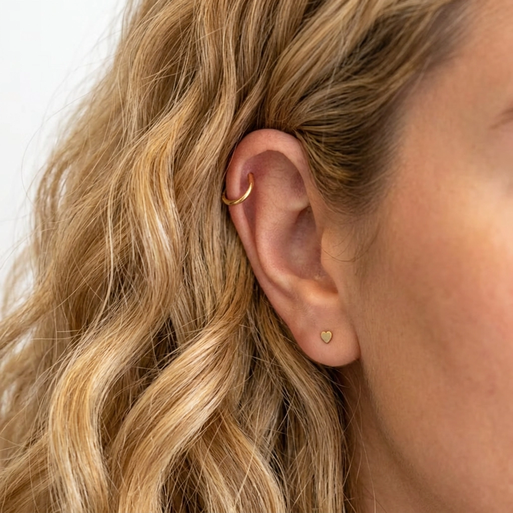 Piercing Le Cœur Juvénile en titane doré porté à l'oreille