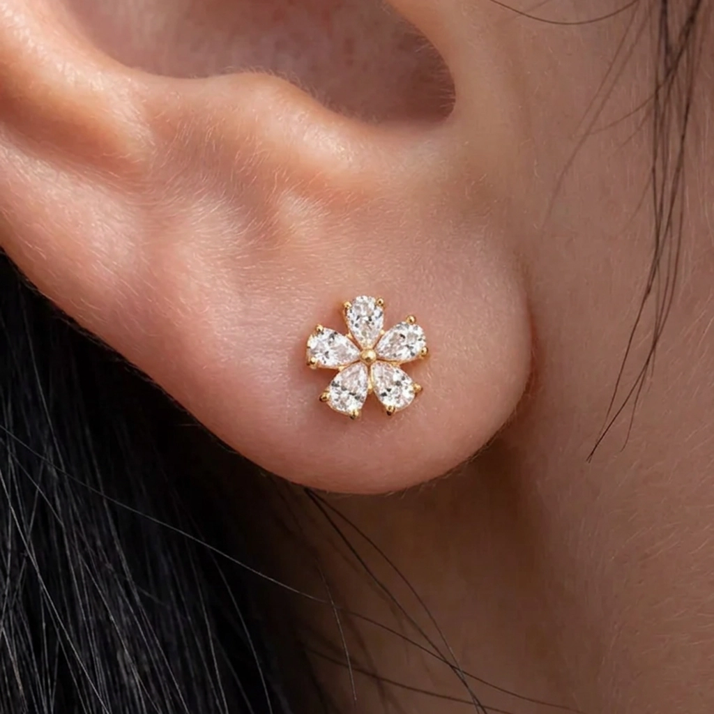 Piercing La Fleur en titane doré porté à l'oreille